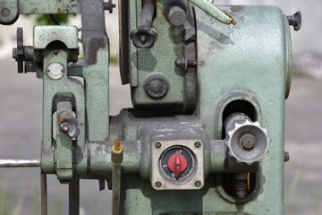 Obraz na płótnie Canvas alte ausrangierte grün-lackierte Industrie-Maschine, Schrott