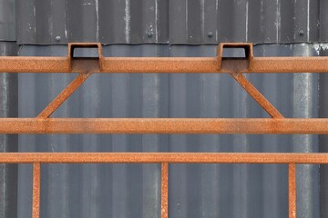 Stahlgestell mit Rost vor Blechfassade