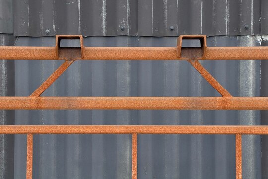 Stahlgestell mit Rost vor Blechfassade