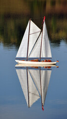 RC-Modellsegelboot mit Holzdeck und Spreizgaffel-Takelage