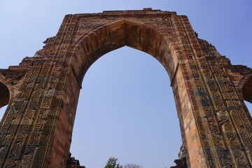 Fototapeta premium Gates and Pillar of the ruined temple in Qutub Complex in Delhi