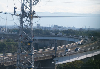 送電塔の作業と高速道路