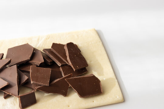 割った板チョコとパイ生地。チョコレートパイ作りをするイメージ