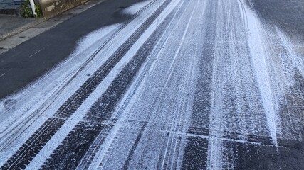 雪が降った道路の車の轍