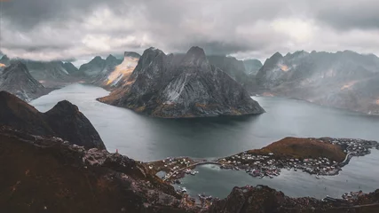 Crédence de cuisine en verre imprimé Reinefjorden La vue fantastique de Reinebringen par drone. Îles Lofoten, Norvège