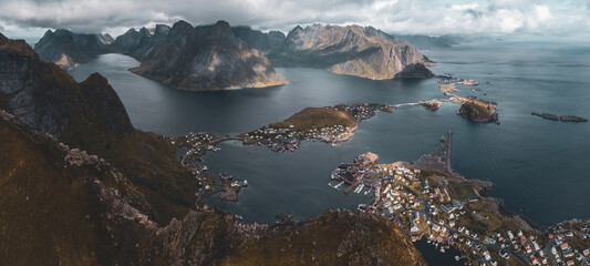 Die fantastische Aussicht vom Reinebringen per Drohne. Lofoten, Norwegen