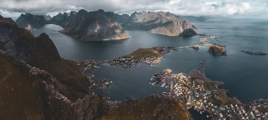 Fototapete Reinefjorden Die fantastische Aussicht vom Reinebringen per Drohne. Lofoten, Norwegen