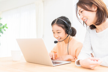 パソコンで勉強する親子　通信学習