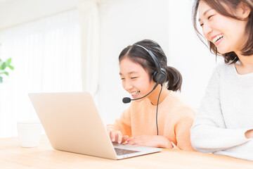 パソコンで勉強する親子　通信学習