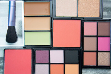 FONDO GEOMÉTRICO CON PALETAS DE COLOR DE MAQUILLAJE Y BROCHA DE APLICACIÓN 