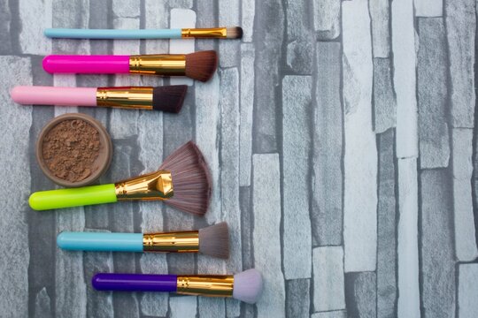 BRONCHAS DE COLORES Y DIFERENTES TAMA&Ntilde;OS PARA MAQUILLAJE CON POLVO TRANSLUCIDO SOBRE FONDO NEUTRO