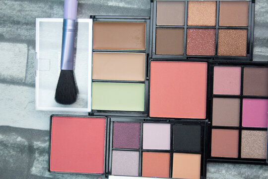 COLORIDA PALETA DE MAQUILLAJE CON CUADROS GEOMETRICOS Y BROCHA