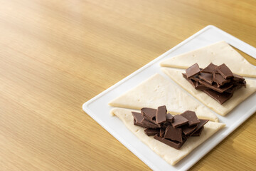 チョコレートパイを手作りするイメージ。バレンタインデーイメージ