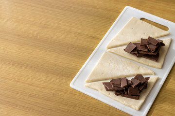 チョコレートパイを手作りするイメージ。バレンタインデーイメージ