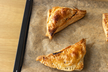 焼きたてのチョコレートパイ。バレンタインデーイメージ。