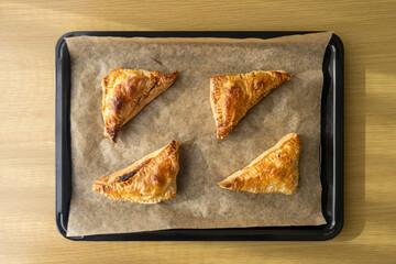 焼きたてのチョコレートパイ。バレンタインデーイメージ。