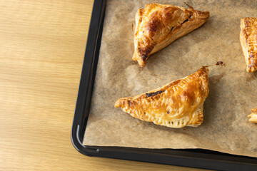 焼きたてのチョコレートパイ。バレンタインデーイメージ。