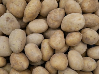 Fototapeta na wymiar fresh potatoes for sale on the supermarket.
