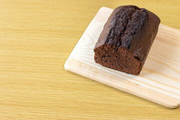 チョコレートパウンドケーキをまな板で切るイメージ。バレンタインデーイメージ。