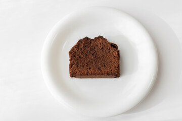 お皿に盛りつけたチョコレートパウンドケーキ。バレンタインデーイメージ。