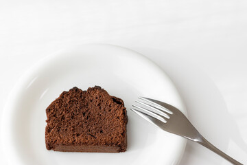 お皿に盛りつけたチョコレートパウンドケーキ。バレンタインデーイメージ。