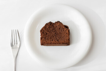 お皿に盛りつけたチョコレートパウンドケーキ。バレンタインデーイメージ。