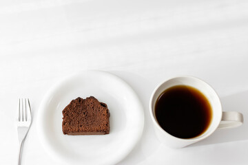 チョコレートパウンドケーキとコーヒー。バレンタインデーイメージ。