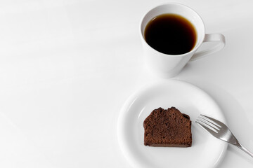 チョコレートパウンドケーキとコーヒー。バレンタインデーイメージ。