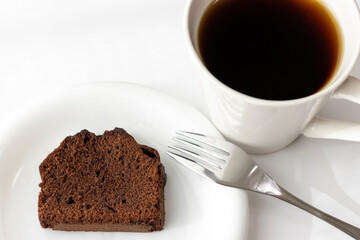 チョコレートパウンドケーキとコーヒー。バレンタインデーイメージ。
