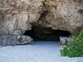 沖縄瀬底ビーチの岩場と砂浜