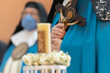 Obraz na płótnie Canvas nun hands praying close up on catholic ceremony