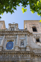 Obraz premium トレドの教会と青空