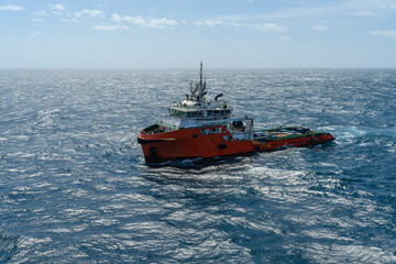 Sea tow in the high sea