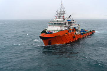 Sea tow in the high sea