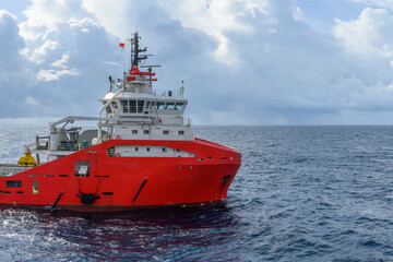 Sea tow in the high sea