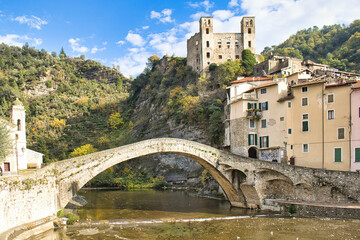 Village médiéval de Dolceacqua en Ligurie, Italie, avec son célèbre pont peint par Monet et le...