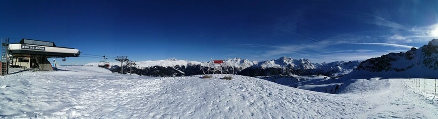 Sommets enneigés des 3 Vallées, côté Courchevel face au Mont-Blanc. 