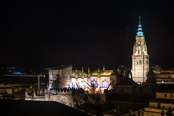 Obraz premium Night view of the cathedral of Santa Iglesia Primada in the medieval city of Toledo in Castilla La Mancha, Spain