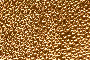 Viele kleine Tautropfen auf einer Glasscheibe.