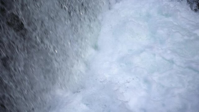 Cascade d'eau qui s'&eacute;coule au ralenti (slow motion) &agrave; la source du Doubs (Franche-Comt&eacute;)