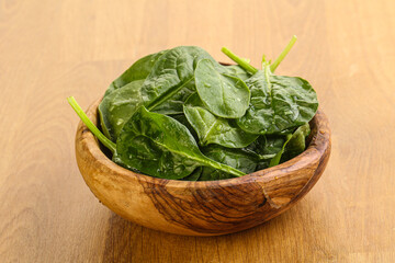 Fresh green spinach leaves in the bowl