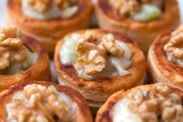 Deliziosi vol au vent farciti con gorgonzola, sedano e noci 