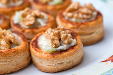 Deliziosi vol au vent farciti con gorgonzola, sedano e noci 