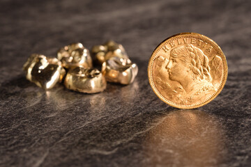 Vreneli Goldmünze steht vor Zahngold, goldenen Zähnen im Hintergrund / HELVETIA 20 FR - Schweizer...