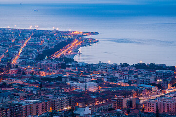 Obraz premium Paesaggio Panoramico Crepuscolare della città di Reggio Calabria visto dalla collina