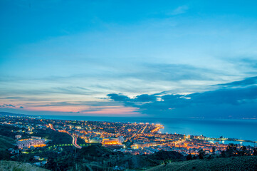Paesaggio Panoramico Crepuscolare della città di Reggio Calabria visto dalla collina