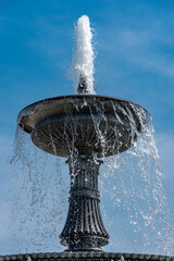 Kelch und Wasserfontäne des nördlichen Schloßplatzspringbrunnen auf dem Schloßplatz in der...