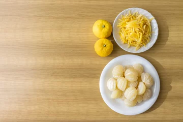 Foto auf Leinwand 柚子の実と、切った柚子の皮と、剥いた柚子の中身 © poko42