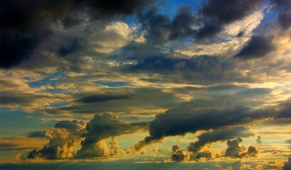 Fototapeta premium sky, clouds, cloud, nature, blue, sunset, sun, weather, cloudscape, white, light, cloudy, summer, storm, heaven, rain, sunlight, landscape, wind, atmosphere, sunrise, abstract, beautiful, dramatic, da