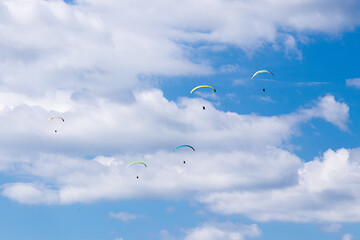 Viele Gleitschirm Flieger am Himmel mit Wolken